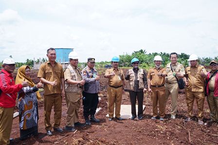 Peletakan Batu Pertama SMP 2 Satu Atap, Sekda Siak: Komitmen Berantas Buta Aksara